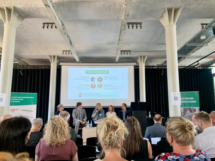 Blick aus dem Publikum auf die Podiumsdiskussion des Landesforums Weiterbildung.