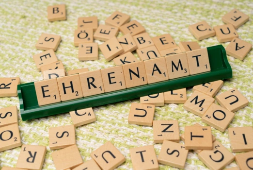 Scrabblesteine bilden das Wort Ehrenamt