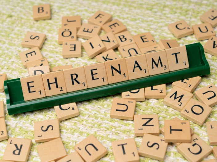 Scrabblesteine bilden das Wort Ehrenamt