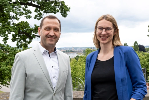 Michael Richter und Karolin Amlung vor Altstadtkulisse am Brauhaus Dresden