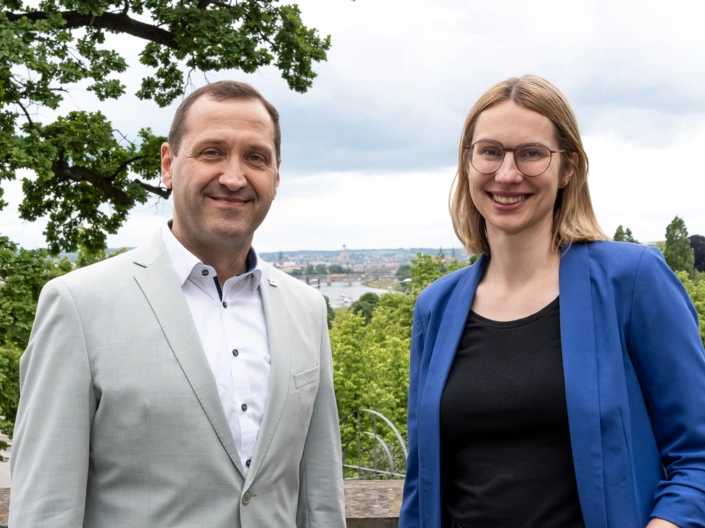 Michael Richter und Karolin Amlung vor Altstadtkulisse am Brauhaus Dresden